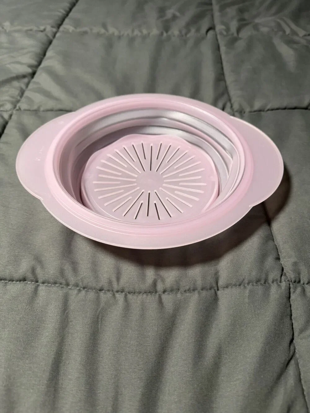 New TUPPERWARE FLAT OUT COLANDER 2 Qt Easy Store Adjustable Size Strainer Drain